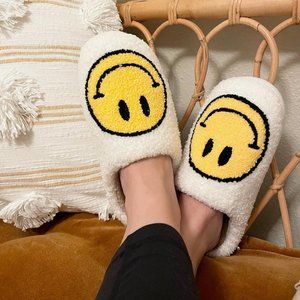 Reposh 🔄 Smile Smiley Happy Face Soft Cozy Slippers